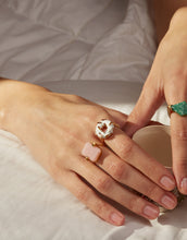 画像をギャラリービューアに読み込む, 複数の金の指輪を付けた女性の手