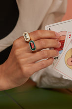 画像をギャラリービューアに読み込む, 複数の金の指輪を付けた女性の手