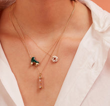 画像をギャラリービューアに読み込む, 複数の金のネックレスを付けた女性