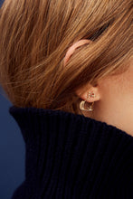 画像をギャラリービューアに読み込む, 猫の金のピアスをつけた女性の横顔