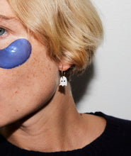 画像をギャラリービューアに読み込む, オバケの金のピアスをつけた女性の横顔