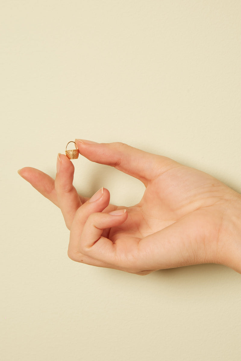 金のアクセサリーを持った女性の手