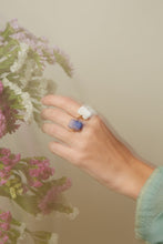 画像をギャラリービューアに読み込む, 複数の天然石のついた金のリングをつけた女性の手