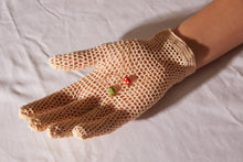 画像をギャラリービューアに読み込む, 複数の種類の金のアクセサリーを持った女性の手