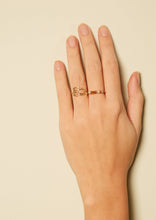 画像をギャラリービューアに読み込む, 複数の種類の金のリングをつけた女性の手