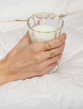 画像をギャラリービューアに読み込む, 複数の種類の金のリングをつけた女性の手