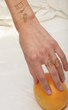 画像をギャラリービューアに読み込む, 複数の種類の金のリングをつけた女性の手