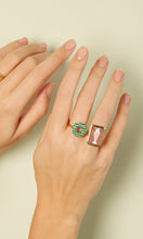 画像をギャラリービューアに読み込む, 複数の種類の金のリングをつけた女性の手