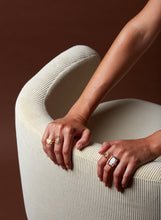 画像をギャラリービューアに読み込む, 複数の種類の金のリングをつけた女性の手