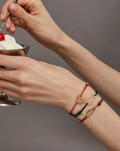 画像をギャラリービューアに読み込む, 複数の種類の金のリングをつけた女性の手