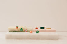 画像をギャラリービューアに読み込む, 複数の種類の金のアクセサリーがおかれている