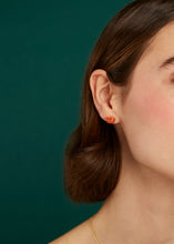 画像をギャラリービューアに読み込む, 手彫りのカニの金のピアスをつけた女性の横顔