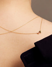 画像をギャラリービューアに読み込む, 天然石のついた金のネックレスをつけた女性の背中