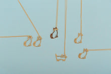 画像をギャラリービューアに読み込む, 複数の猫の金のネックレスがおかれている
