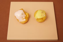 画像をギャラリービューアに読み込む, 複数のウサギの金のピアスがおかれている