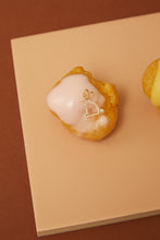 画像をギャラリービューアに読み込む, ウサギの金のピアスがおかれている