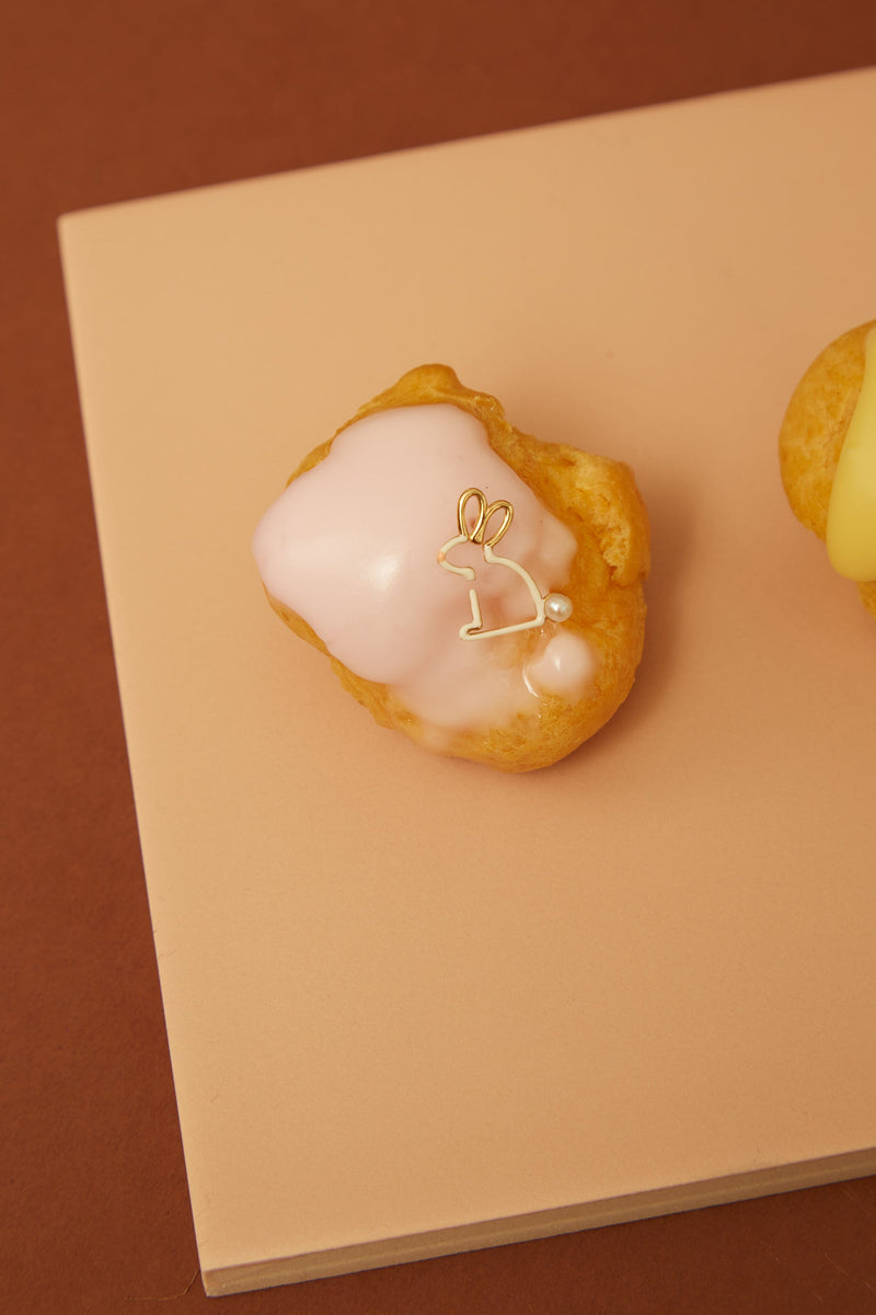 ウサギの金のピアスがおかれている