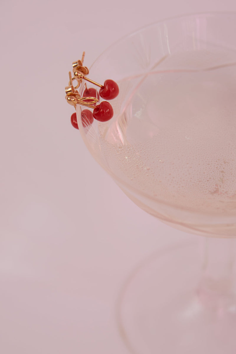 サクランボの金のピアスがおかれている
