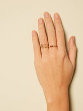 画像をギャラリービューアに読み込む, 複数の種類の金のリングをつけた女性の手
