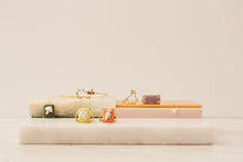 画像をギャラリービューアに読み込む, 複数の種類の金のアクセサリーがおかれている