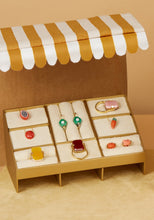 画像をギャラリービューアに読み込む, 複数の種類の金のアクセサリーがおかれている