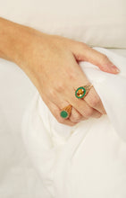 画像をギャラリービューアに読み込む, 複数の天然石のついた18金のリングをつけた女性の手