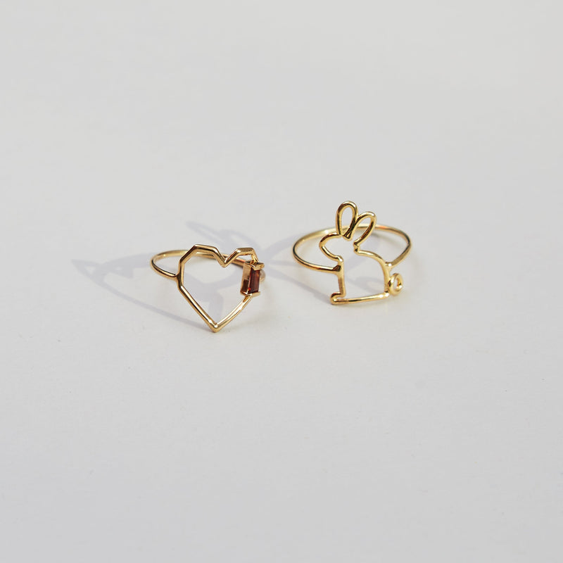 複数の種類の金の指輪がおかれている