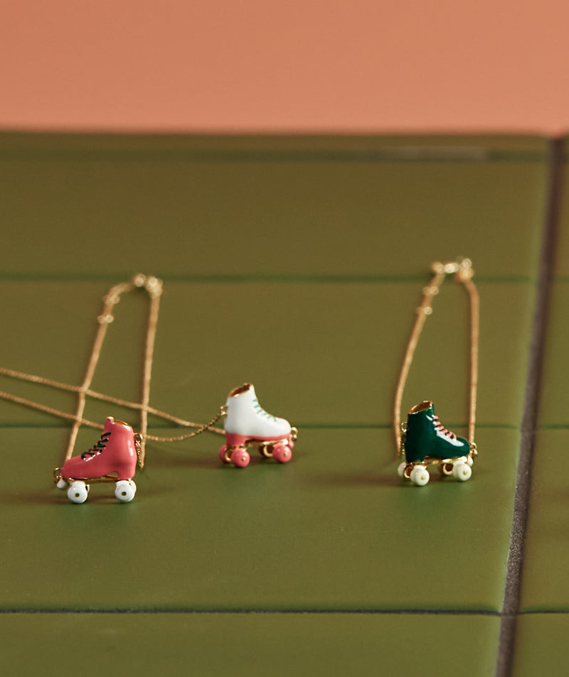 複数のローラースケートの金のネックレスがおかれている