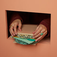 画像をギャラリービューアに読み込む, 複数の天然石のついた金のリングをつけた女性の手