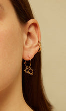 画像をギャラリービューアに読み込む, 複数の種類の金のピアスをつけた女性の横顔