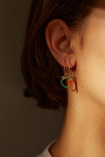 画像をギャラリービューアに読み込む, 複数の種類の金のピアスをつけた女性の横顔