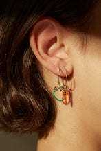 画像をギャラリービューアに読み込む, 複数の種類の金のピアスをつけた女性の横顔