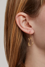 画像をギャラリービューアに読み込む, 複数の天然石のついた猫の金のピアスをつけた女性の横顔