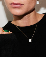 画像をギャラリービューアに読み込む, 複数の種類の金のアクセサリーをつけた女性