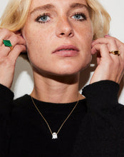 画像をギャラリービューアに読み込む, 複数の種類の金のアクセサリーをつけた女性