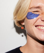 画像をギャラリービューアに読み込む, カボチャの金のピアスをつけた女性の横顔