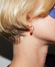 画像をギャラリービューアに読み込む, カボチャの金のピアスをつけた女性の横顔