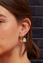 画像をギャラリービューアに読み込む, 複数のハロウィンの金のピアスをつけた女性の横顔