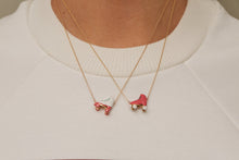 画像をギャラリービューアに読み込む, 複数のローラースケートの金のネックレスをつけた女性