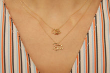 画像をギャラリービューアに読み込む, 複数の種類の金のネックレスをつけた女性