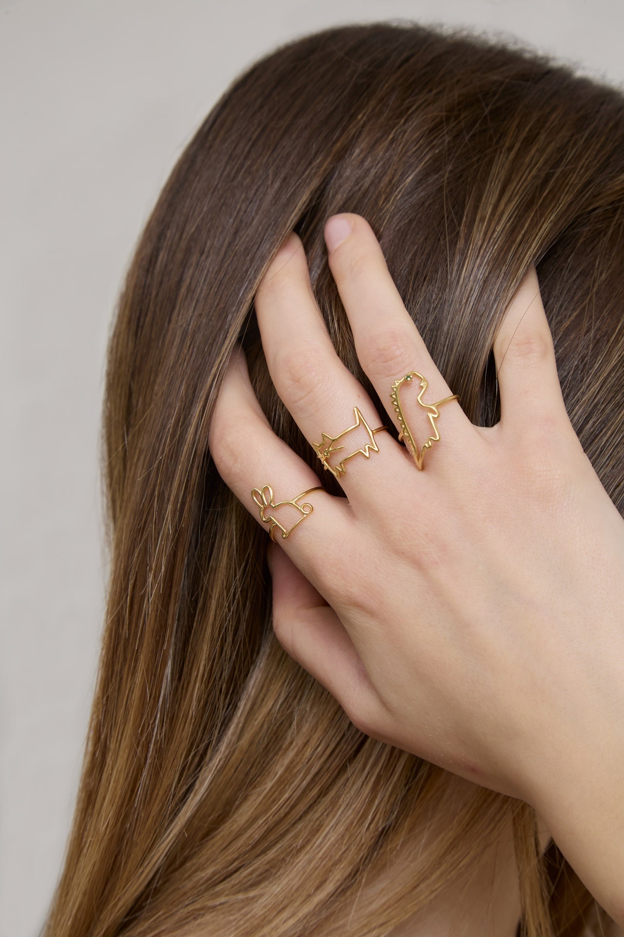 エメラルドのついた恐竜の金の指輪