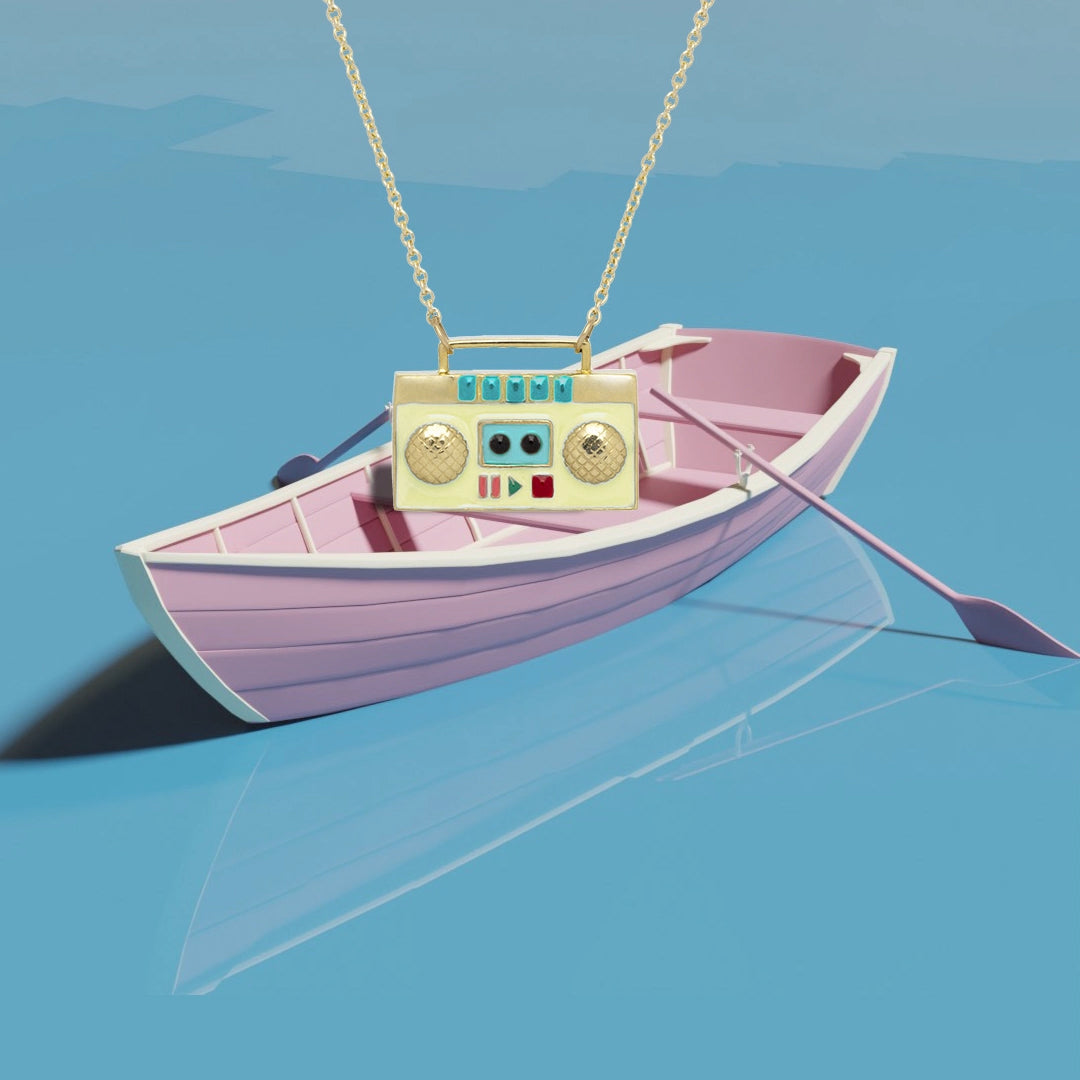 ラジオの金のネックレス