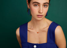 画像をギャラリービューアに読み込む, 手彫りのカニの金のネックレスをつけた女性
