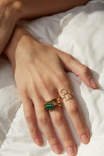 画像をギャラリービューアに読み込む, 複数の金の指輪を付けた女性の手
