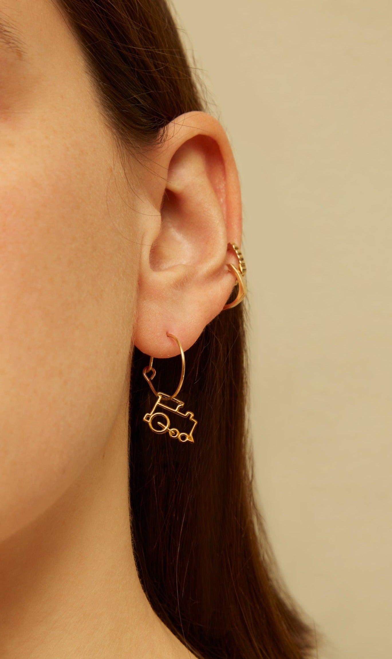 汽車の金のフープピアス