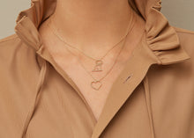 画像をギャラリービューアに読み込む, 複数の種類の金のネックレスをつけた女性
