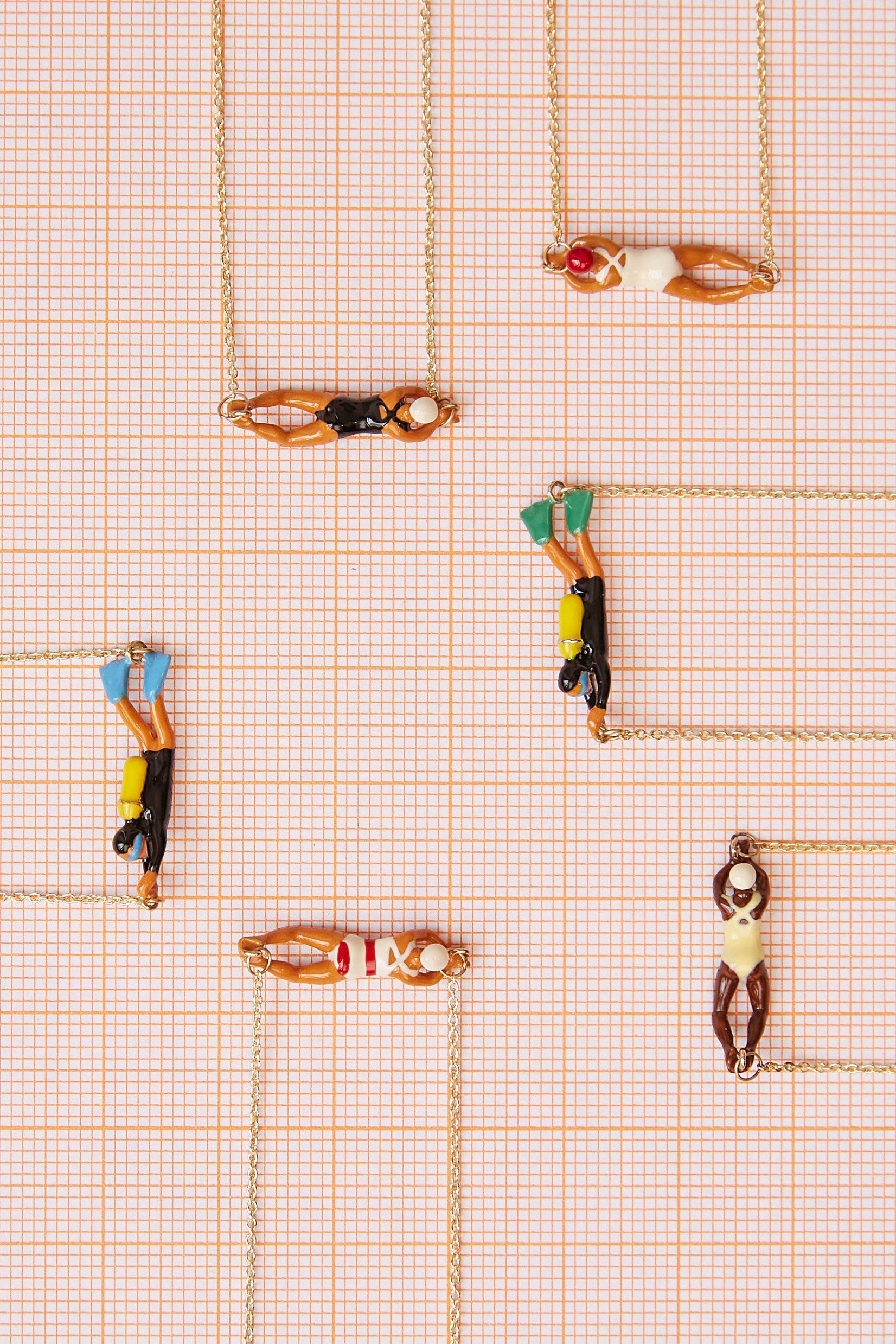 ダイバーの金のネックレス