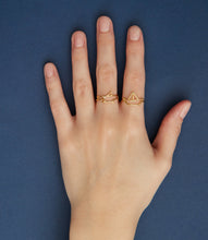 画像をギャラリービューアに読み込む, 複数の種類の金のリングをつけた女性の手
