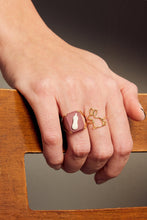 画像をギャラリービューアに読み込む, 複数の種類の金のリングをつけた女性の手

