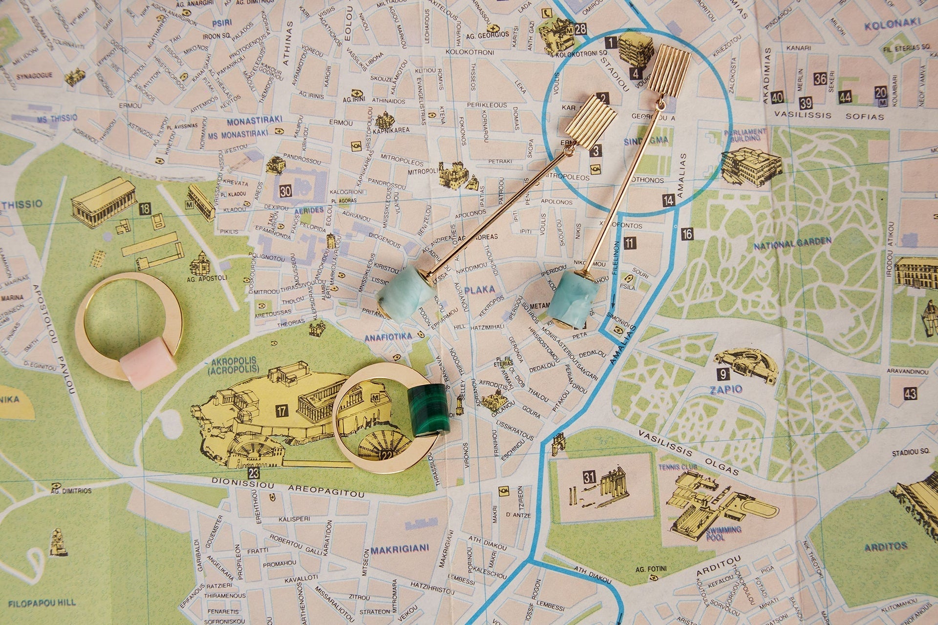 マラカイトのついた金の指輪